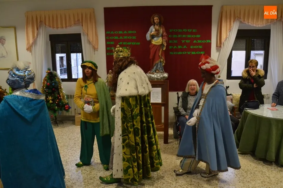Foto 11 - Los Reyes Magos recorren todas las residencias de la ciudad  