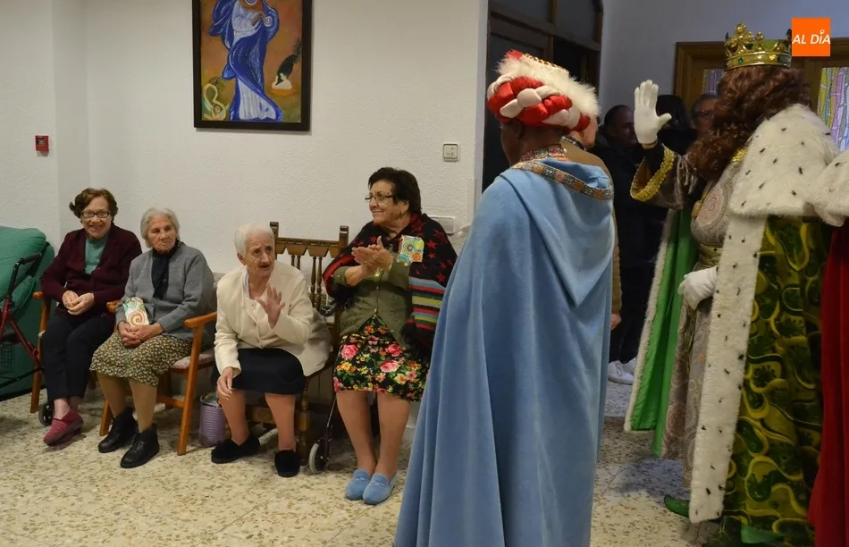 Foto 2 - Los Reyes Magos recorren todas las residencias de la ciudad  