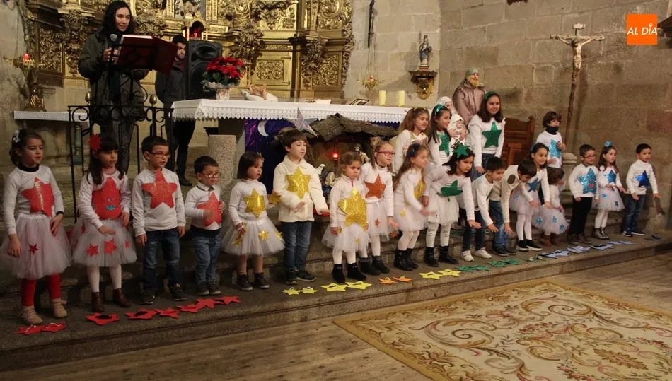 Los niños de Yecla de Yeltes ofrecían una divertida actuación para amenizar la llegada de los Reyes Magos