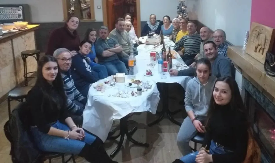 Vecinos de Diosleguarde se reúnen en torno a la mesa tras la llegada de los Magos  