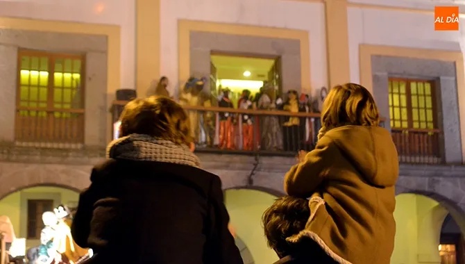 La Plaza de España se llenaba de niños y familias para dar la bienvenida a los Reyes Magos