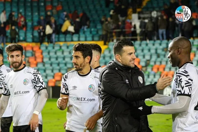 Los jugadores del Salamanca UDS se felicitan tras un partido / Salamanca UDS