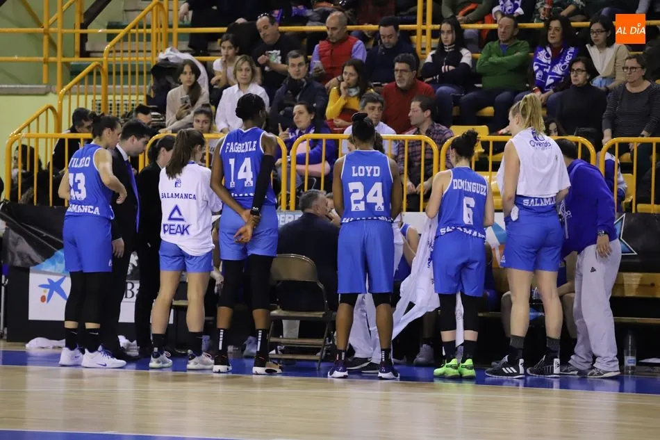 Miguel Ángel Ortega da indicaciones a sus jugadoras / Lydia González