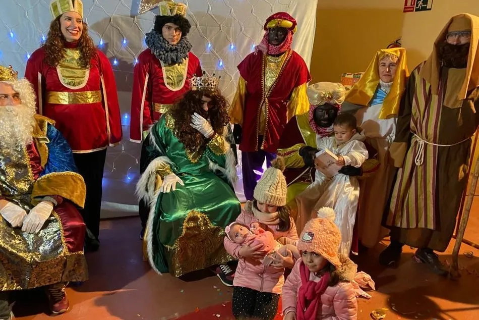 Los Reyes Magos dejan regalos y caramelos a los niños de Villar de Peralonso  
