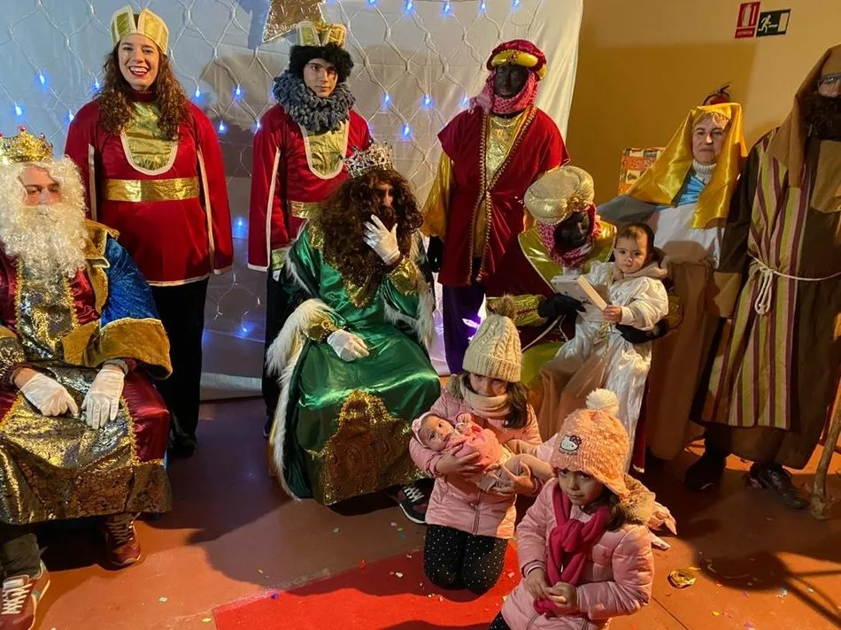 Foto 11 - Los Reyes Magos dejan regalos y caramelos a los ni&ntilde;os de Villar de Peralonso  