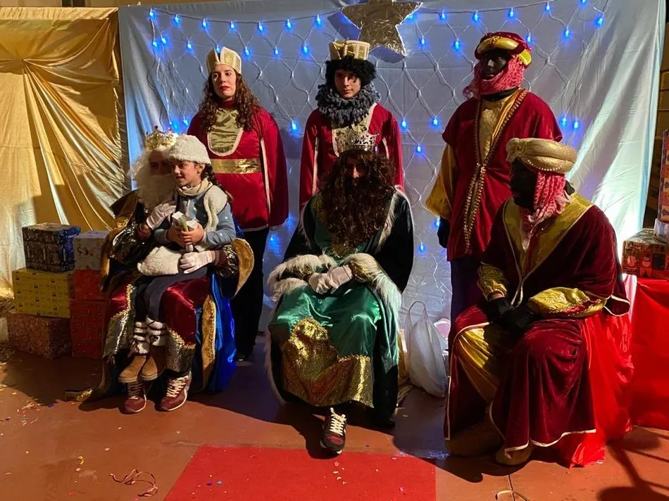 Foto 9 - Los Reyes Magos dejan regalos y caramelos a los ni&ntilde;os de Villar de Peralonso  