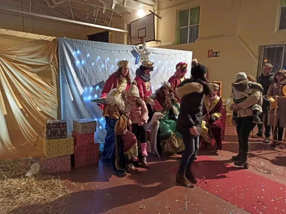 Foto 8 - Los Reyes Magos dejan regalos y caramelos a los ni&ntilde;os de Villar de Peralonso  