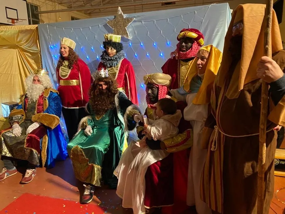 Foto 7 - Los Reyes Magos dejan regalos y caramelos a los ni&ntilde;os de Villar de Peralonso  