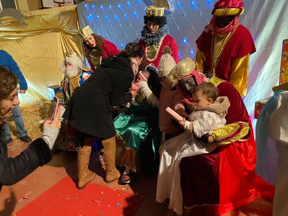 Foto 6 - Los Reyes Magos dejan regalos y caramelos a los ni&ntilde;os de Villar de Peralonso  