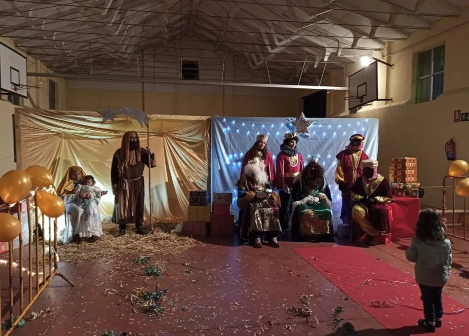 Foto 4 - Los Reyes Magos dejan regalos y caramelos a los ni&ntilde;os de Villar de Peralonso  