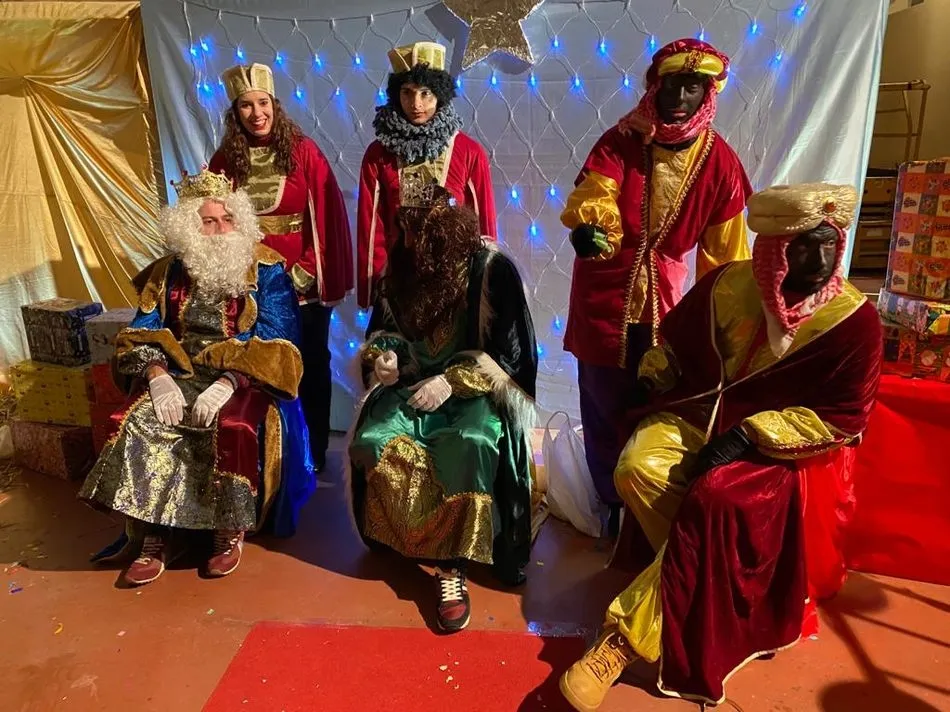 Foto 3 - Los Reyes Magos dejan regalos y caramelos a los ni&ntilde;os de Villar de Peralonso  