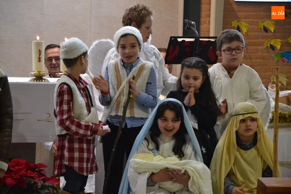 Foto 8 - Unos agotados Reyes Magos no se pierden el bel&eacute;n viviente de El Salvador  