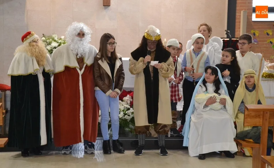 Unos agotados Reyes Magos no se pierden el belén viviente de El Salvador  