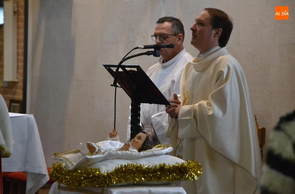 Foto 2 - Unos agotados Reyes Magos no se pierden el bel&eacute;n viviente de El Salvador  