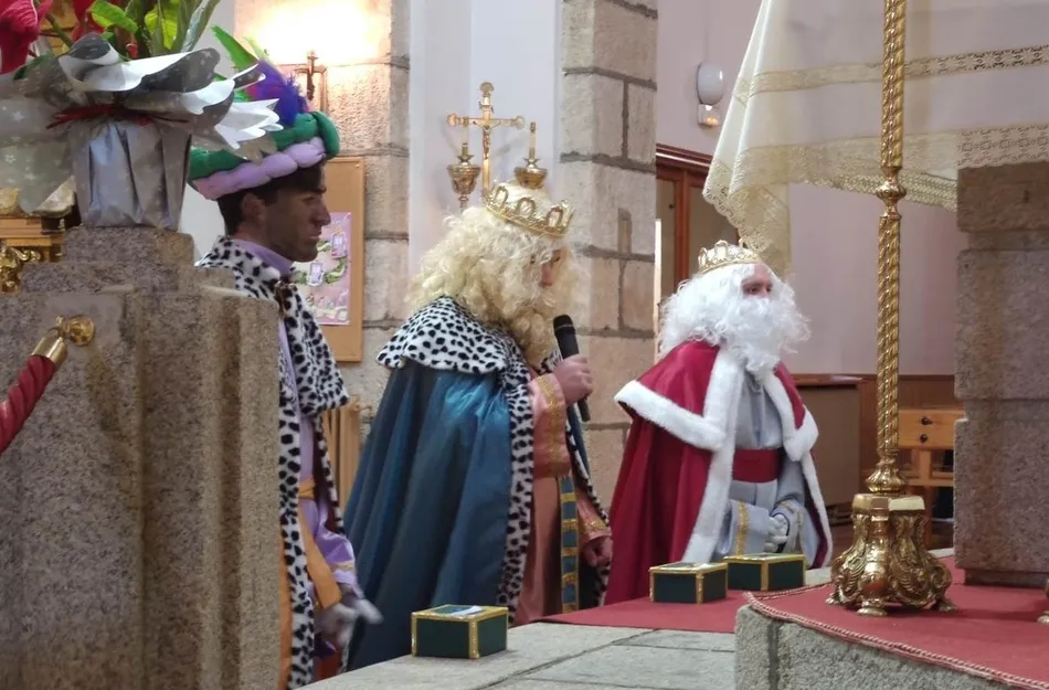 Foto 7 - Los fieles de San Crist&oacute;bal se unen a los Magos en la adoraci&oacute;n al Ni&ntilde;o Jes&uacute;s  