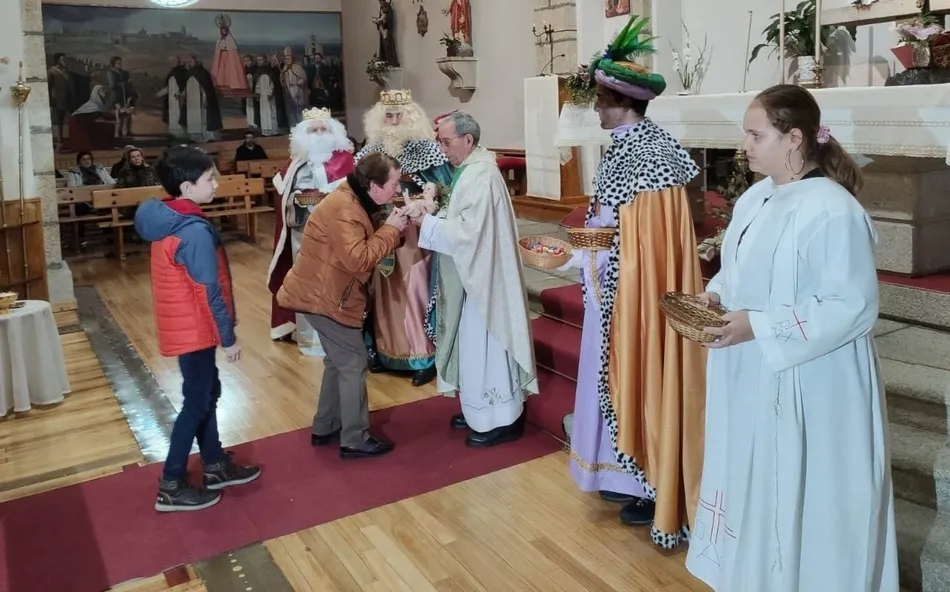Foto 8 - Los fieles de San Crist&oacute;bal se unen a los Magos en la adoraci&oacute;n al Ni&ntilde;o Jes&uacute;s  