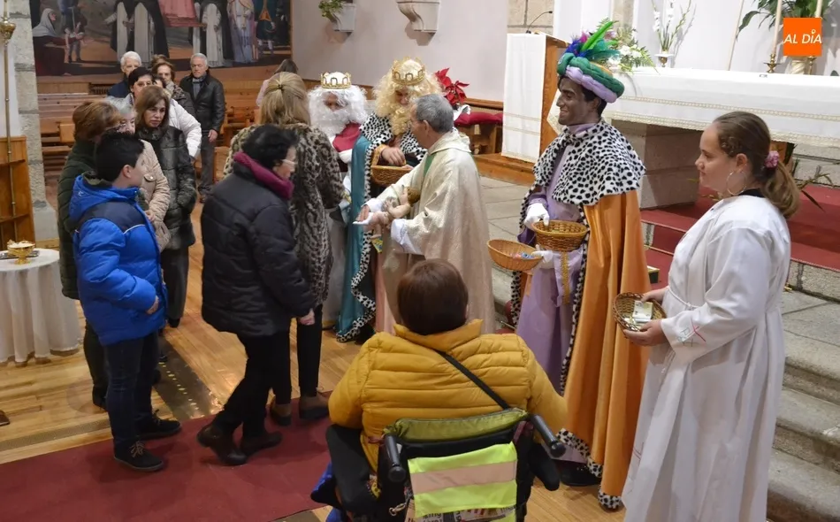 Los fieles de San Cristóbal se unen a los Magos en la adoración al Niño Jesús  