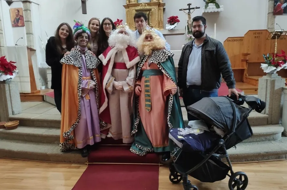 Foto 6 - Los fieles de San Crist&oacute;bal se unen a los Magos en la adoraci&oacute;n al Ni&ntilde;o Jes&uacute;s  