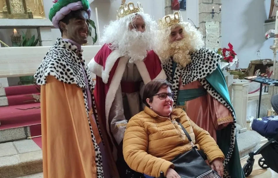 Foto 2 - Los fieles de San Crist&oacute;bal se unen a los Magos en la adoraci&oacute;n al Ni&ntilde;o Jes&uacute;s  