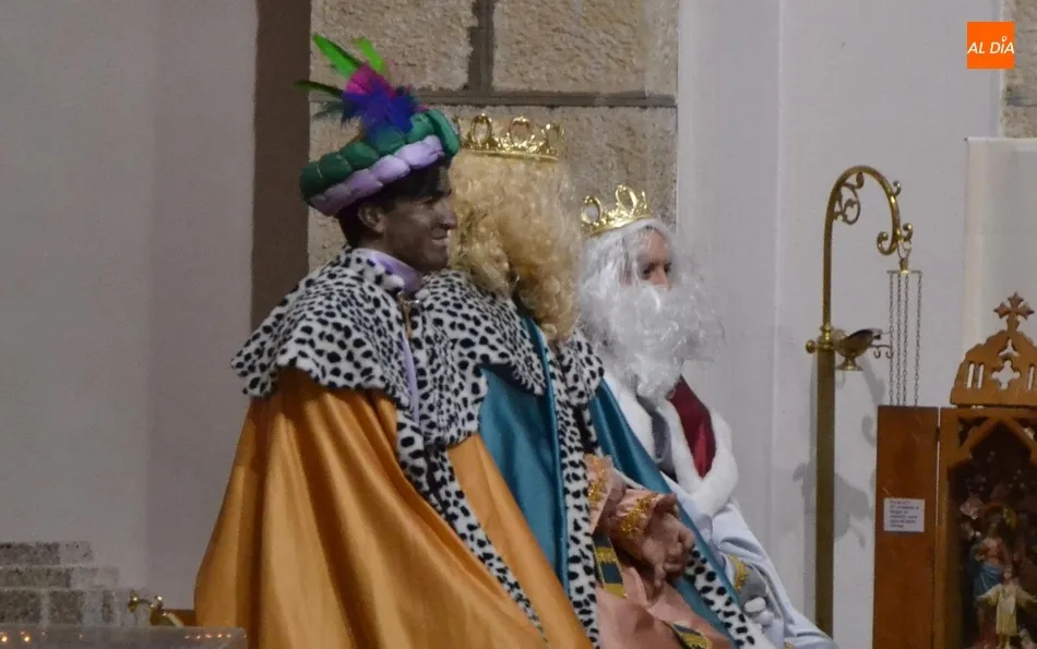 Foto 9 - Los fieles de San Crist&oacute;bal se unen a los Magos en la adoraci&oacute;n al Ni&ntilde;o Jes&uacute;s  