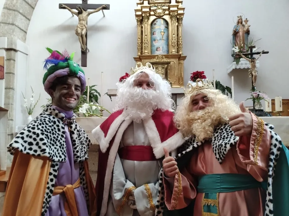 Foto 5 - Los fieles de San Crist&oacute;bal se unen a los Magos en la adoraci&oacute;n al Ni&ntilde;o Jes&uacute;s  