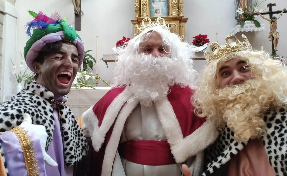 Foto 4 - Los fieles de San Crist&oacute;bal se unen a los Magos en la adoraci&oacute;n al Ni&ntilde;o Jes&uacute;s  