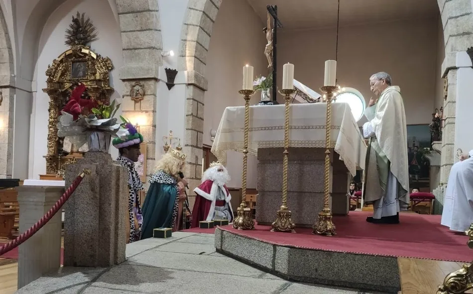 Foto 3 - Los fieles de San Crist&oacute;bal se unen a los Magos en la adoraci&oacute;n al Ni&ntilde;o Jes&uacute;s  