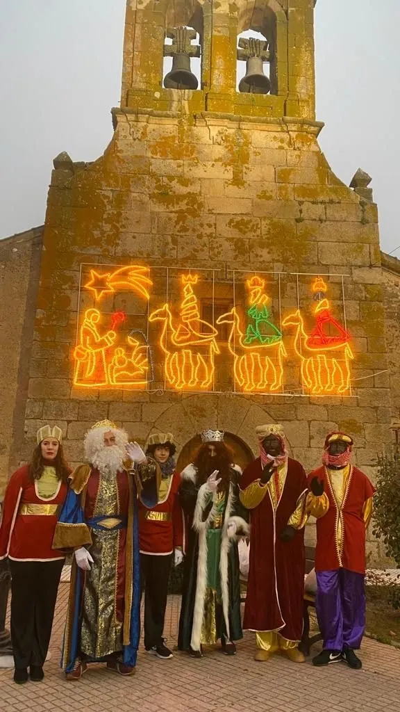 Foto 2 - Los Reyes Magos dejan regalos y caramelos a los ni&ntilde;os de Villar de Peralonso  