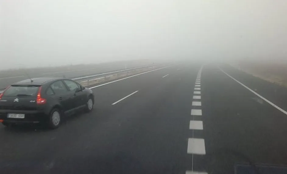 La niebla dificulta la visibilidad en 16 tramos de carreteras principales de la Comunidad