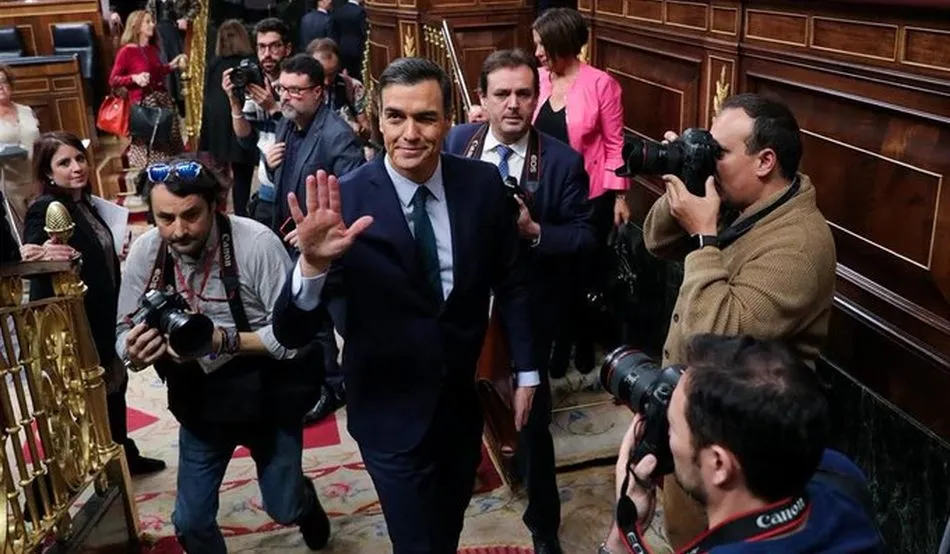 El presidente del Gobierno en funciones, Pedro Sánchez, abandona el hemiciclo del Congreso, al finalizar la segunda sesión del debate de investidura / EP