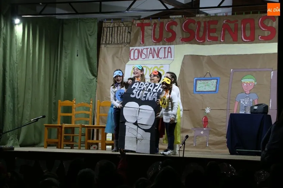 Varios niños, durante una de las obras de teatro