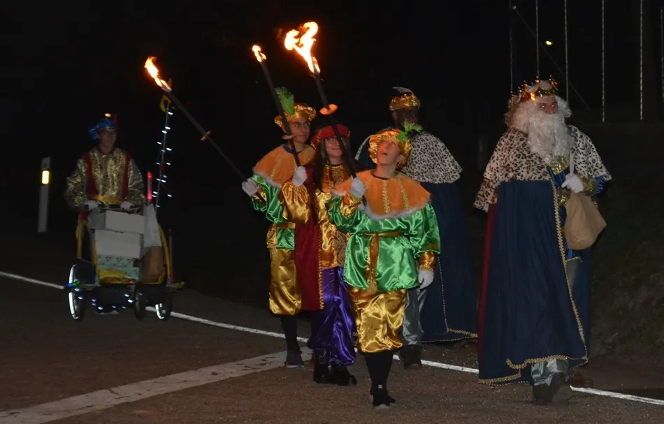 Foto 8 - Los Reyes Magos llegaron a Carpio de Azaba cargados de regalos  