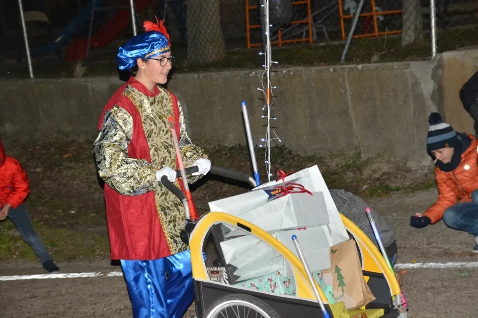 Foto 6 - Los Reyes Magos llegaron a Carpio de Azaba cargados de regalos  