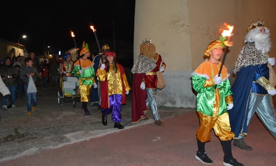 Foto 5 - Los Reyes Magos llegaron a Carpio de Azaba cargados de regalos  