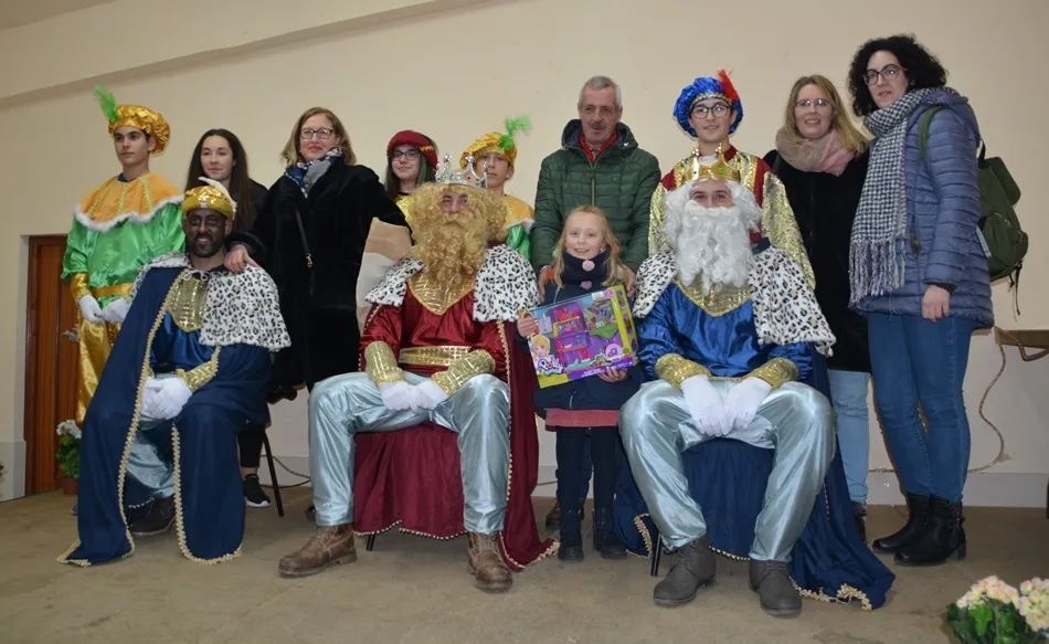 Foto 2 - Los Reyes Magos llegaron a Carpio de Azaba cargados de regalos  