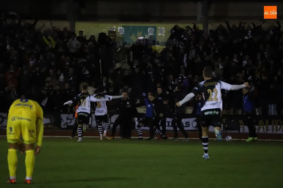 Los jugadores de Unionistas celebran la victoria en primera eliminatoria de Copa