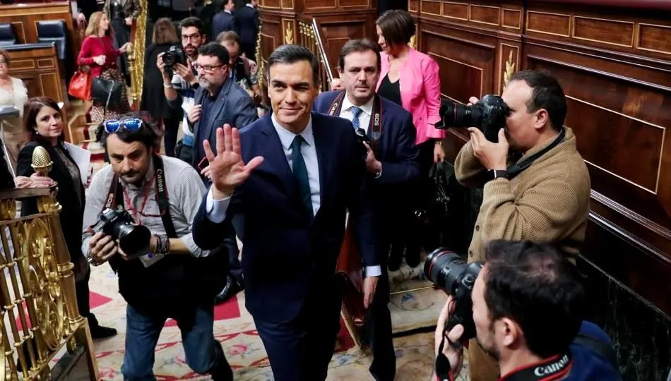 El presidente del Gobierno en funciones, Pedro Sánchez, abandona el hemiciclo del Congreso, al finalizar la segunda sesión del debate de investidura. Foto de Jesús Hellín - EP
