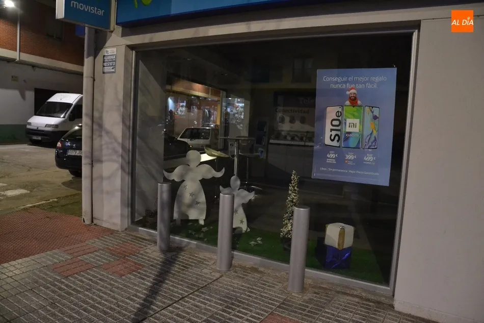Foto 3 - Instalados unos bolardos en la tienda de m&oacute;viles de la Avenida de Espa&ntilde;a para evitar nuevos...