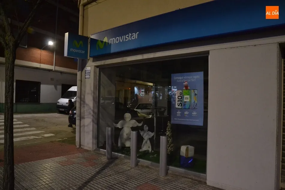 Foto 2 - Instalados unos bolardos en la tienda de m&oacute;viles de la Avenida de Espa&ntilde;a para evitar nuevos...