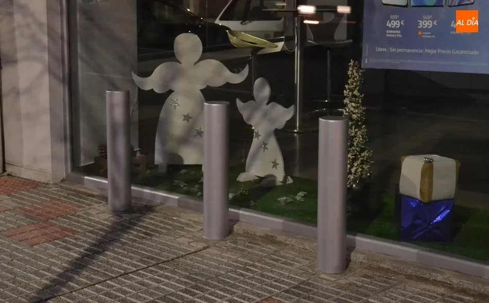 Instalados unos bolardos en la tienda de móviles de la Avenida de España para evitar nuevos...
