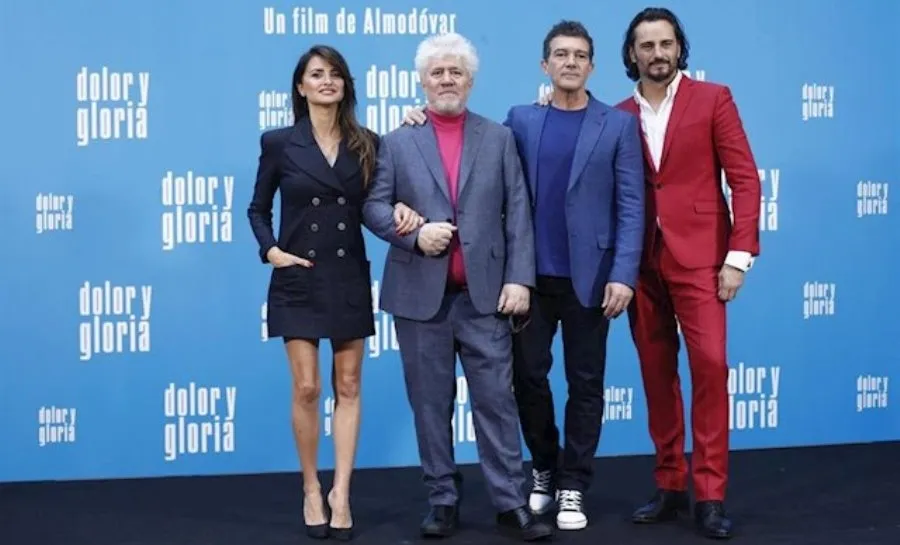 Pedro Almodóvar, en el centro, junto a los protagonistas de Dolor y Gloria