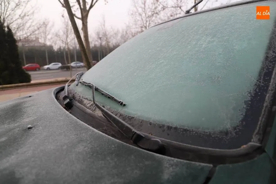 Existen muchos trucos caseros más o menos eficaces, como frotar el cristal con una patata pelada o rociarlo con una mezcla de agua y vinagre. Foto de Lydia González