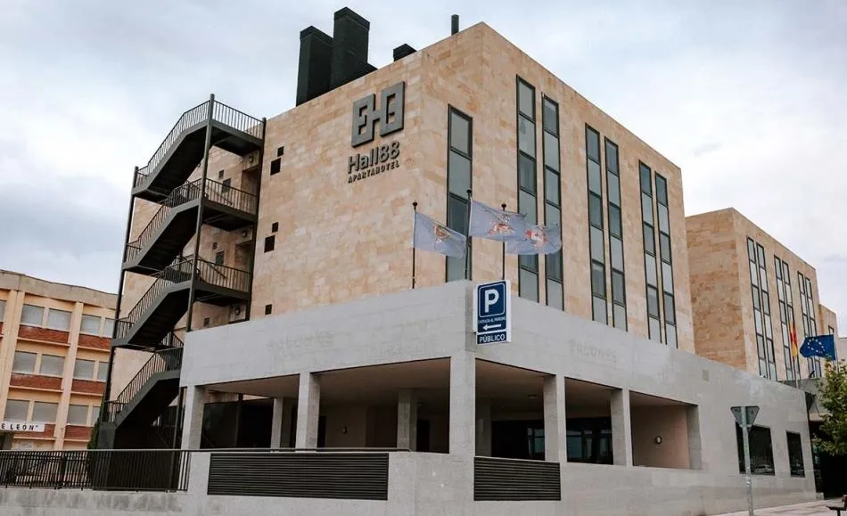 Hall88 Studios cuenta con salones, aparcamiento, restaurante, apartamentos y estudios