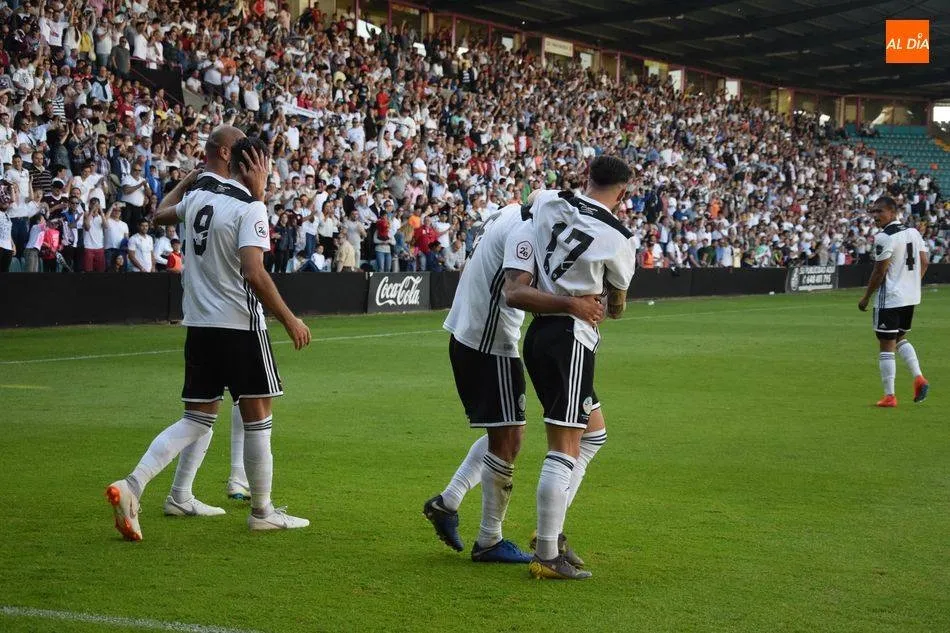 El Salamanca UDS, equipo que actualmente juega en el Helmántico, celebra un gol