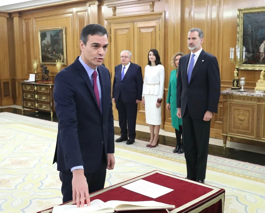 Foto 4 - S&aacute;nchez y el Rey bromean tras la ceremonia de promesa: "Ocho meses para 10 segundos"