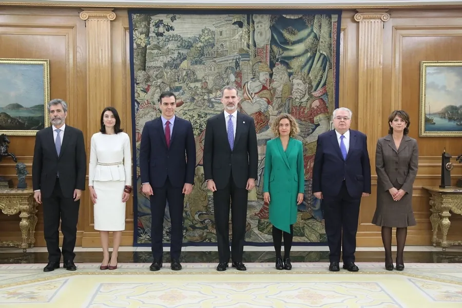 Foto 3 - S&aacute;nchez y el Rey bromean tras la ceremonia de promesa: "Ocho meses para 10 segundos"