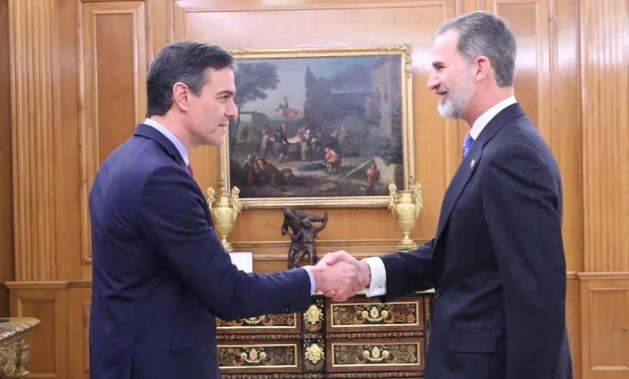 Saludo de Pedro Sánchez y el rey Felipe VI, tras la breve ceremonia. Foto de la Casa Real