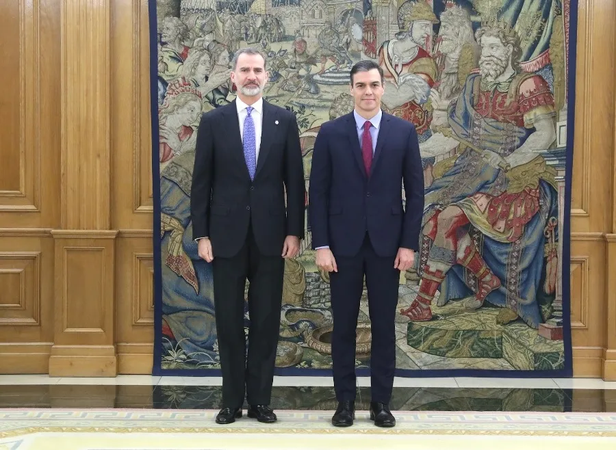 Foto 2 - S&aacute;nchez y el Rey bromean tras la ceremonia de promesa: "Ocho meses para 10 segundos"