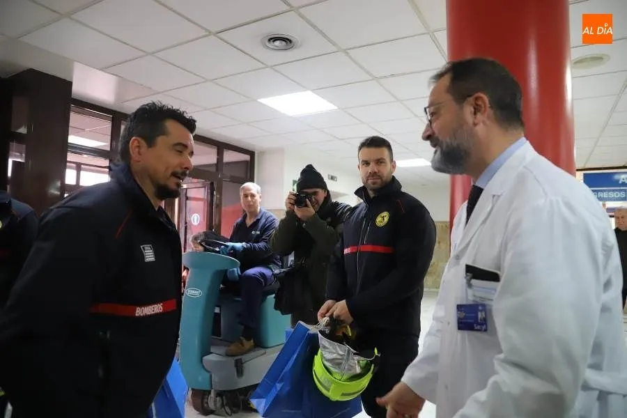 Foto 6 - Visita sorpresa y regalos para los ni&ntilde;os hospitalizados en el Cl&iacute;nico
