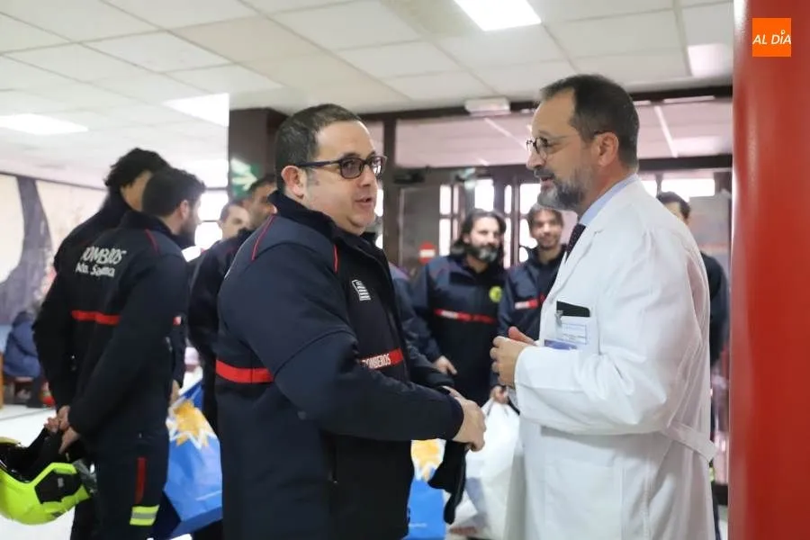Foto 5 - Visita sorpresa y regalos para los ni&ntilde;os hospitalizados en el Cl&iacute;nico